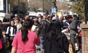 Van’da Ramazan Bayramı arefesinde çarşı ve pazarlar büyük ilgi gördü.