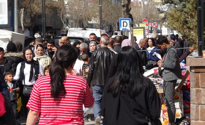 Van’da Ramazan Bayramı arefesinde çarşı ve pazarlar büyük ilgi gördü.