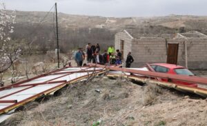 Nevşehir’in Nar beldesinde sabah saatlerinde rüzgar nedeniyle bir bağ evinin