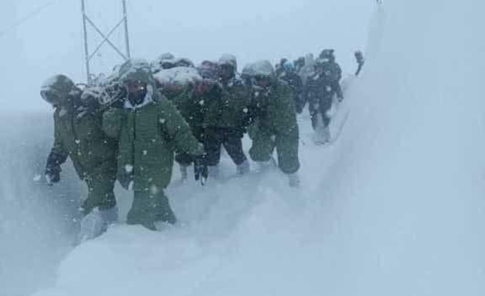 Hindistan’ın Uttarakhand eyaletinde, Himalaya Dağları’nda Cuma günü yaşanan çığ felaketinin