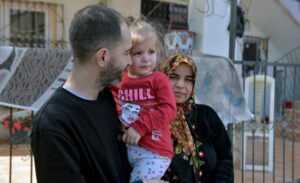 Adana’da pazarda alışveriş yaparken 3 yaşındaki işitme engelli Kübra Naz’ın