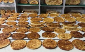 Van kahvaltılarının vazgeçilmez lezzetlerinden biri olan Van çöreği, artık Yüksekova’da