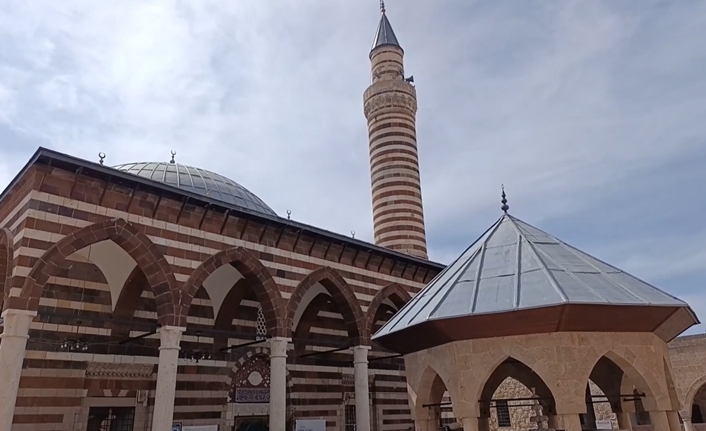 Cuma günü, İslam dininde büyük bir öneme sahiptir ve bu