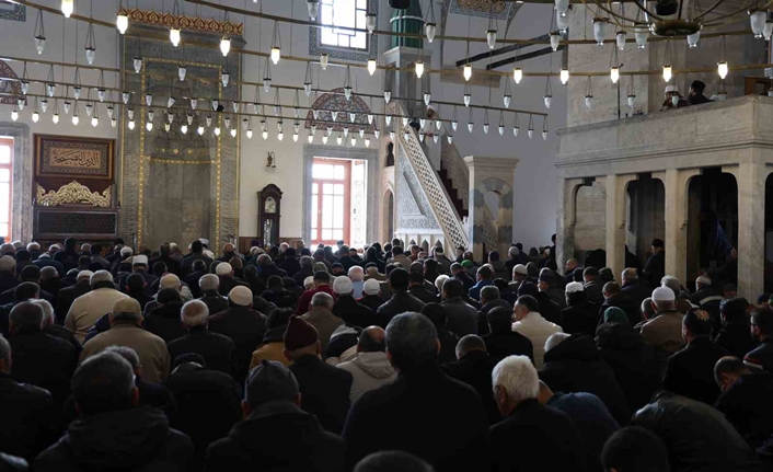 Cuma namazının sünnet ve farzları, öğle namazının sünnet ve farzlarıyla