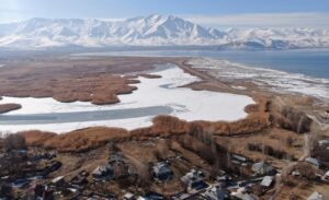 Edremit ilçesinde bulunan Dilkaya Sazlığı, dondurucu soğukların etkisiyle buzla kaplandı.