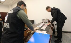 Van Büyükşehir Belediyesi Zabıta Daire Başkanlığı ekipleri, kentin işlek caddeleri,