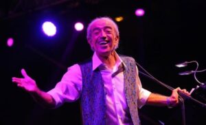 Usta sanatçı Edip Akbayram, zatürre tedavisi sonrası geçirdiği iç kanama