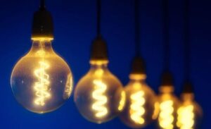 Van’da yaşanan sürekli elektrik kesintileri, vatandaşların günlük yaşamını olumsuz etkiliyor.