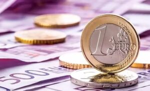 Euro, Türk Lirası karşısında tarihi bir zirveye ulaşarak, ilk kez