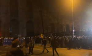 İstanbul Büyükşehir Belediyesi’ne (İBB) yönelik yolsuzluk ve terör soruşturmasını protesto