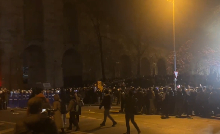 İstanbul Büyükşehir Belediyesi’ne (İBB) yönelik yolsuzluk ve terör soruşturmasını protesto