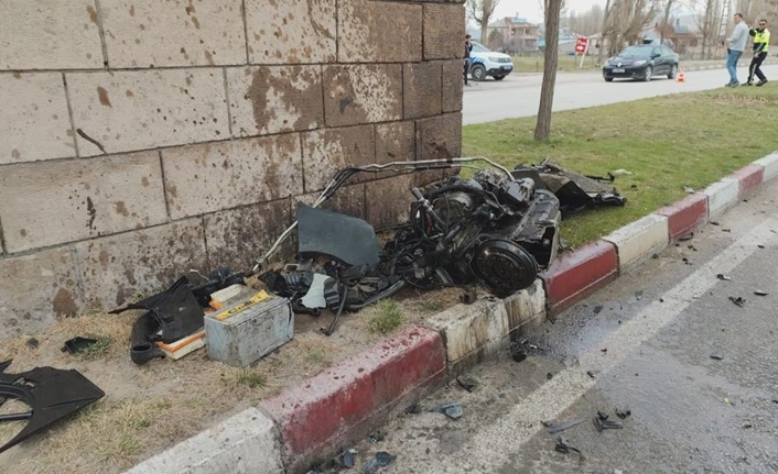 Erciş-Adilcevaz kara yolu üzerinde meydana gelen kazada, direksiyon hakimiyetini kaybeden
