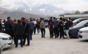 Tuşba ilçesinde bulunan açık oto pazarı, Ramazan Bayramı öncesi yoğun