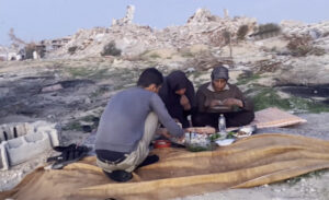 İsrail saldırıları sonucu yıkılan evlerinin enkazlarında oruçlarını açan Gazzelilerin dramı