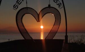 Adını Urartu Krallığı’nın başkenti Tuşba’dan alan Van, gün batımında sunduğu