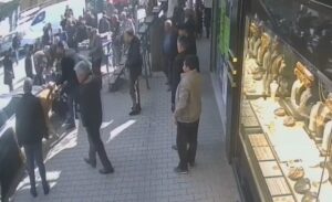 Hasköy ilçesinde sahibinin elinden kaçan bir inek, çarşı merkezini birbirine