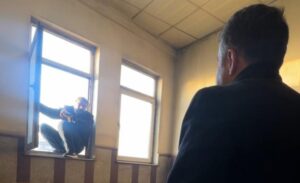 Saat 16.30 sıralarında çarşı merkezinde bulunan bir binanın 5. katına