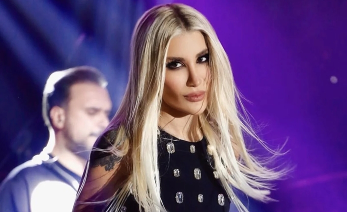 Polemiklerle sık sık gündeme gelen ünlü şarkıcı İrem Derici, bu