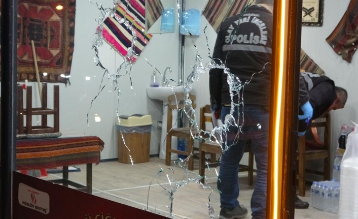 Malatya’nın Yeşilyurt ilçesinde bir iş yerine pompalı tüfekle saldırı düzenlendi.