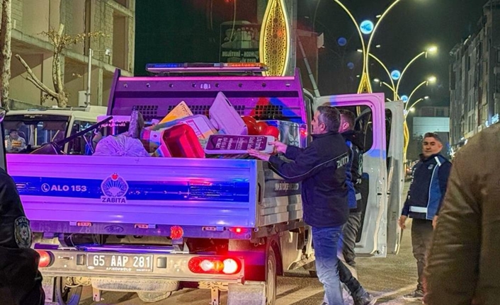 Van’da kaldırım işgaline son! Uyarıları dikkate almayan işletmelere ceza kesildi Van Büyükşehir Belediyesi Zabıta Daire Başkanlığı ekipleri, kent genelinde denetimlerini