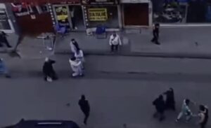 Bursa’nın Osmangazi ilçesinde bir müşteri, pide fiyatlarını pahalı bulunca fırıncılarla