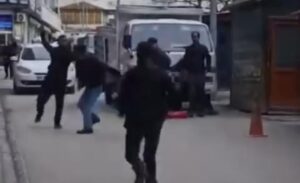 Edinilen bilgilere göre, dün öğle saatlerinde aralarında husumet bulunan iki