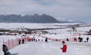 Havaların ısınmasıyla birlikte kar kalınlığının azaldığı El Aman Kayak Merkezi,