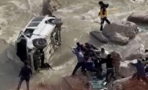 Hakkari-Van Karayolu’nda meydana gelen trafik kazasında, sürücüsünün direksiyon hakimiyetini kaybettiği