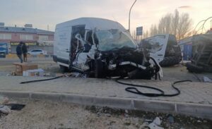 Erciş ilçesinde meydana gelen trafik kazasında traktör ile minibüs çarpıştı.