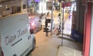 Osmaniye’nin Cumhuriyet Mahallesi’nde yolun karşısına geçmeye çalışan bir yaya, ticari