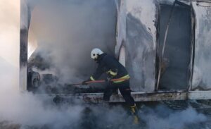 Edremit ilçesinde bir konteynerde çıkan yangın, itfaiye ekiplerinin hızlı müdahalesiyle