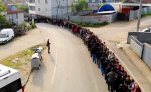 İnegöl ilçesinin Cerrah Mahallesi’nde, geleneksel hale gelen toplu bayramlaşma, bayram