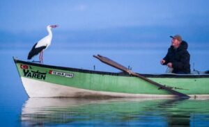 Bursa’nın Karacabey ilçesinde, balıkçı Adem Yılmaz ile kurduğu dostlukla milyonların