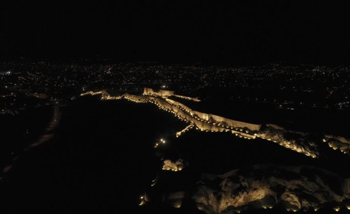 Van’ın tarihi ve turistik zenginliklerinden olan Van Kalesi, Hoşab Kalesi