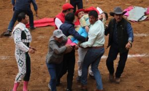 Meksika’nın Tlaxcala eyaletinde düzenlenen boğa güreşi sırasında matador Emilio Macías,