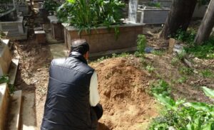 Antalya’nın Muratpaşa ilçesinde bulunan Türbeli Mezarlığı’nda, annesine ait mezara kağıttan