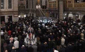 Cuma namazının sünnet ve farzları, öğle namazının sünnet ve farzlarıyla