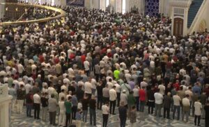 Bayram namazı saatleri, ibadetlerini yerine getirecek vatandaşlar tarafından merak ediliyor.