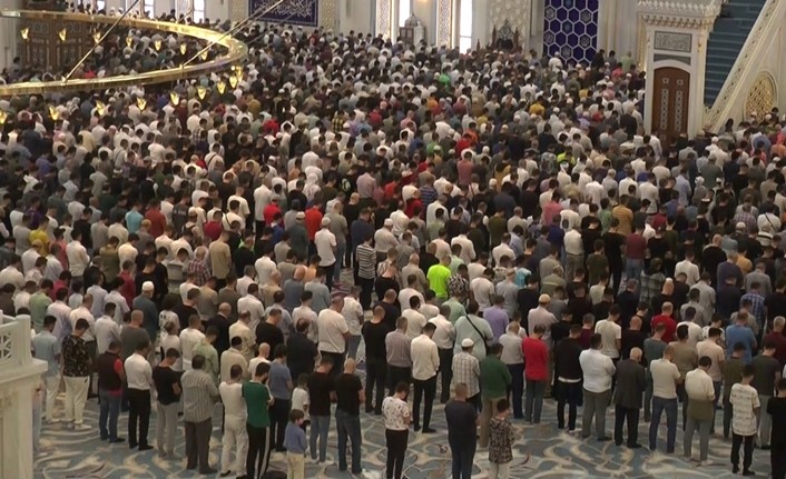 Bayram namazı saatleri, ibadetlerini yerine getirecek vatandaşlar tarafından merak ediliyor.