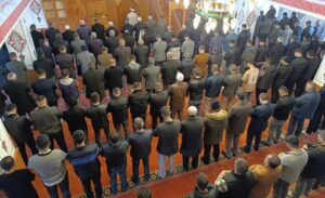 Van’da Ramazan Bayramı sabahı, vatandaşlar camilere akın etti. Sabahın erken