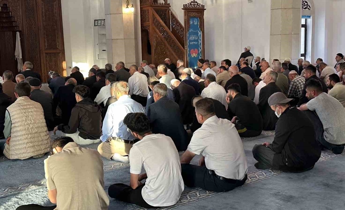 Ramazan’nın sonuna üzüntüyle birlikte geldik… Müslüman aleminin birlikte geçirdiği ve
