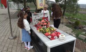Diyarbakır’da 8 yaşındayken katledilen Narin Güran, bayramda da unutulmadı. Arkadaşları,
