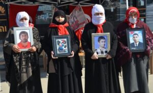 Muş’ta çocukları terör örgütü PKK tarafından kaçırılan aileler, DEM Parti