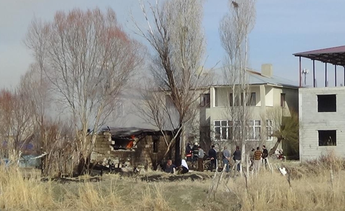 Van’ın Edremit ilçesindeki Eminpaşa Mahallesi’nde bir odunlukta çıkan yangın, itfaiye