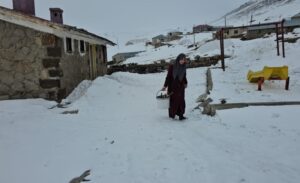 Kışkılı Köyü’ndeki öğretmen Ceylan Kırtay, zorlu coğrafi şartlara rağmen, birleştirilmiş