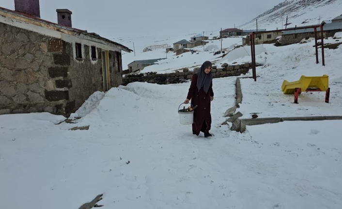 Kışkılı Köyü’ndeki öğretmen Ceylan Kırtay, zorlu coğrafi şartlara rağmen, birleştirilmiş
