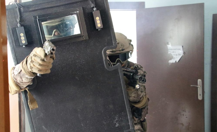 Van’da suçlularla mücadele devam ediyor… Polis ekiplerinin başarılı çalışmalarıyla suçlular