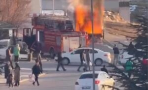 Van’ın Edremit ilçesinde bir servis otobüsü, seyir halindeyken motor kısmından