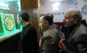 Van’da Sakal-ı Şerif’i görmek isteyen vatandaşlar camide uzun kuyruklar oluşturdu.