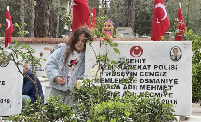 Ramazan Bayramı, Türkiye’nin dört bir yanında coşkuyla kutlanırken, mezarlıklarda ise